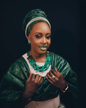 穿着绿色传统服装的美丽女人，戴着珠宝，散发着优雅的气息