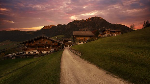 日落时分，风景优美的小山村有一条土路