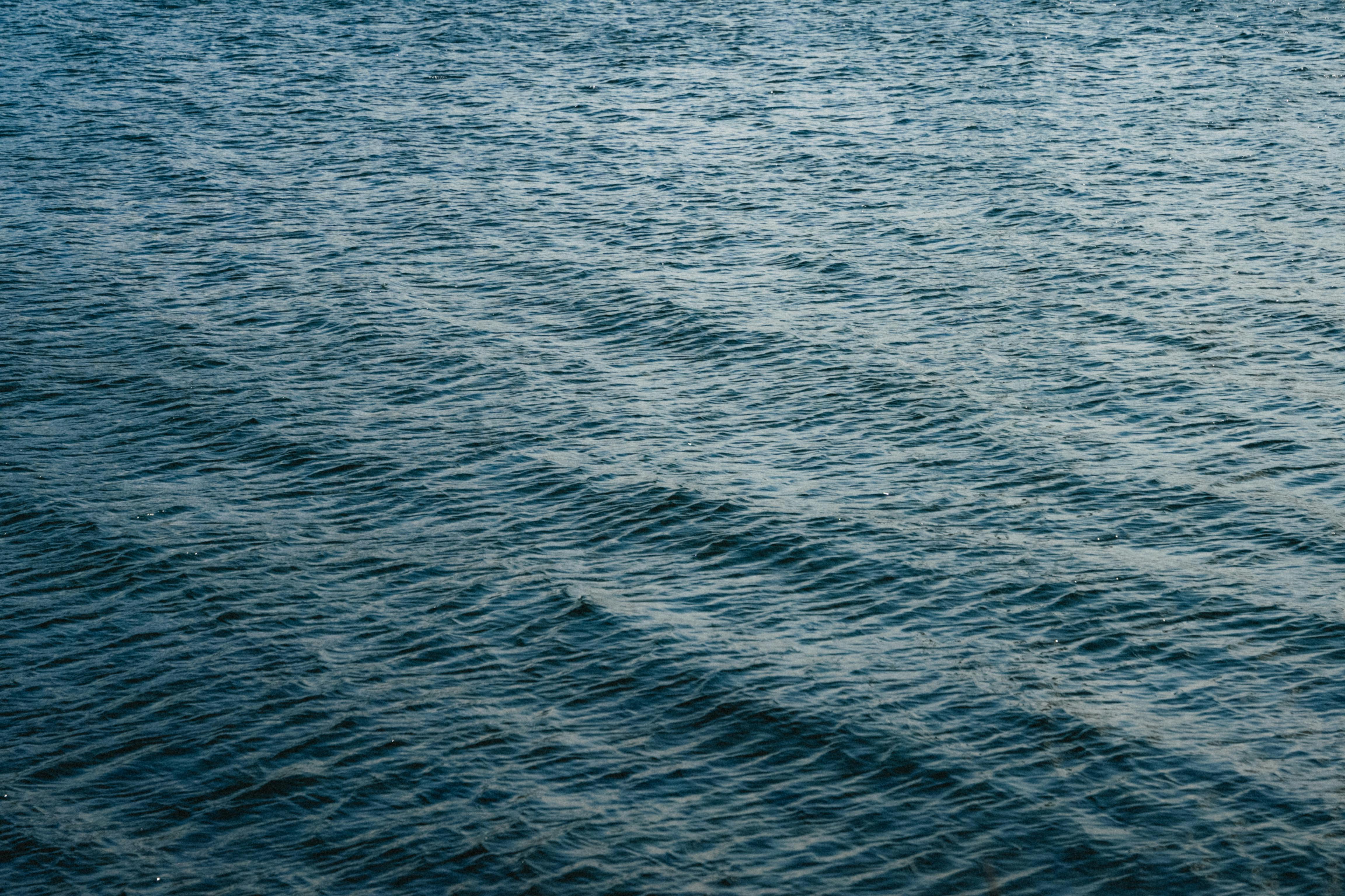 De franc Les suaus onades de l'oceà creen una vista serena a la platja de Dunkerque, a la regió francesa d'Alts de França. Foto d'estoc