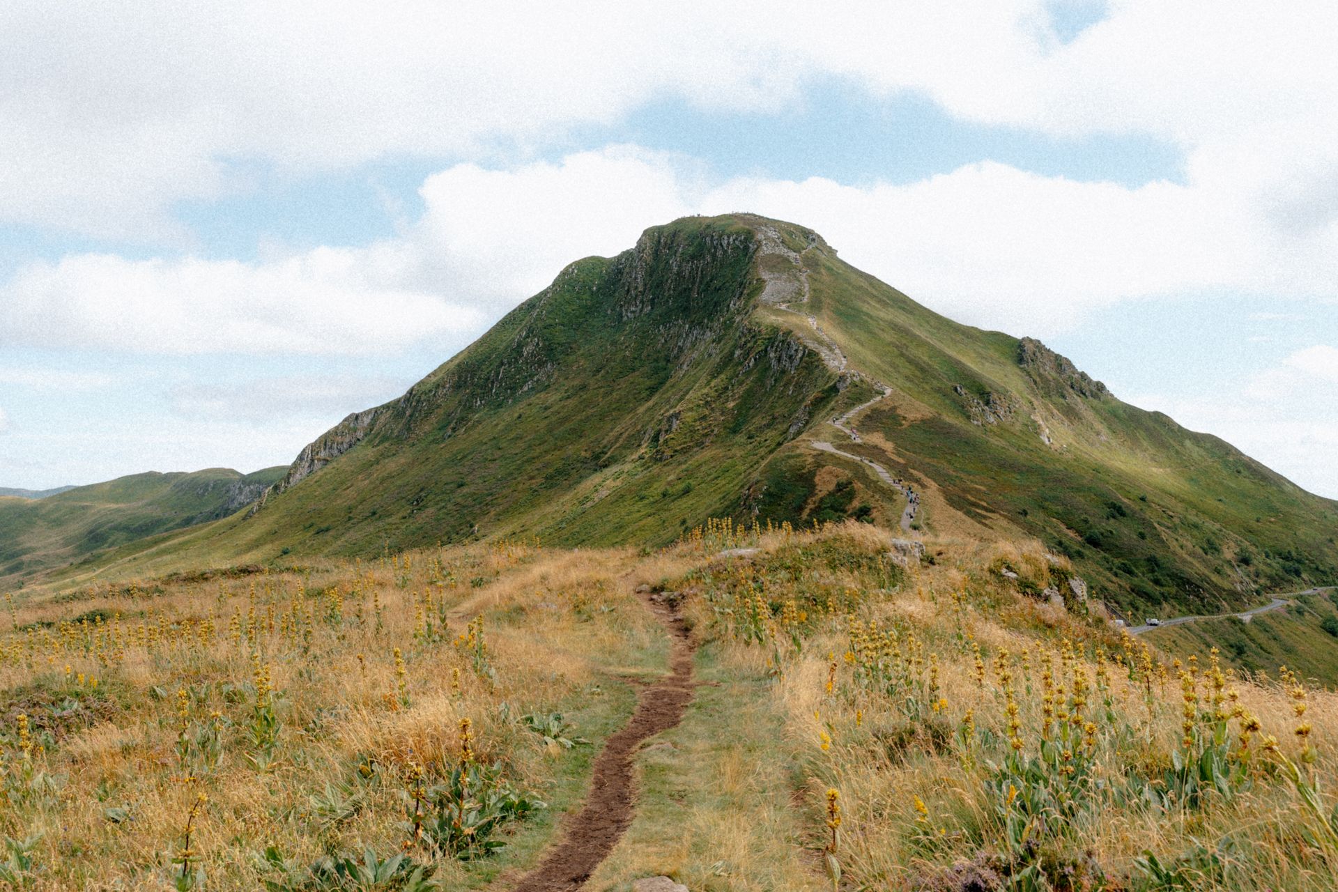 Sentier sinueux menant au Puy de Sancy en Auvergne
