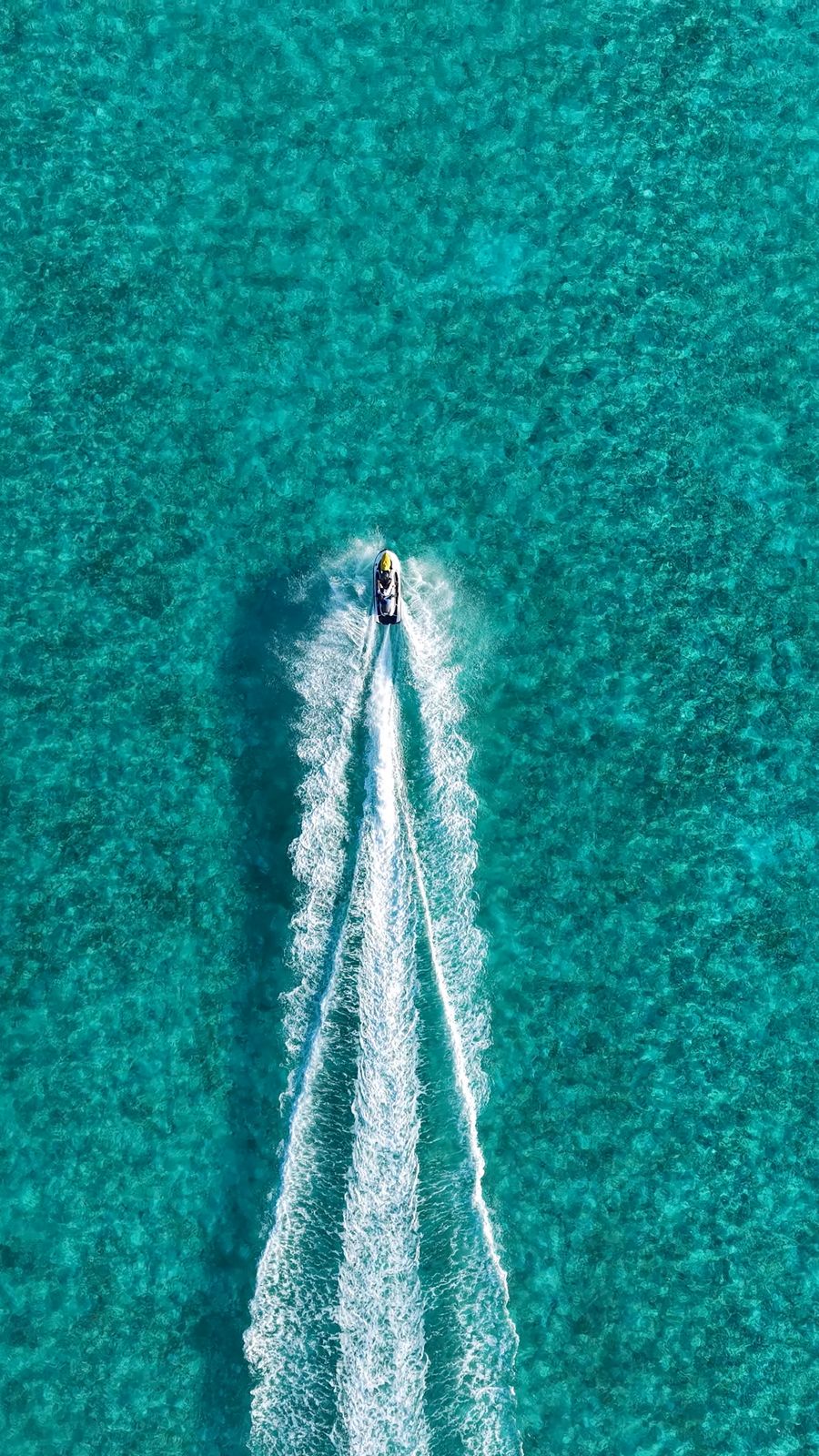 Pilote fendant les vagues sur une Sea-Doo