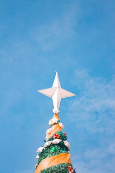 晴朗的白天，装饰好的圣诞树顶部，一颗星星的特写镜头