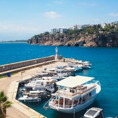 Marina and harbour wall, photo by Ayşegül Aytören on Pexels