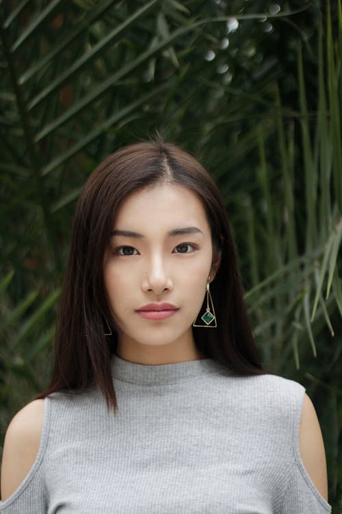 Gratis stockfoto met Aziatisch meisje, mooi, Palmbladeren