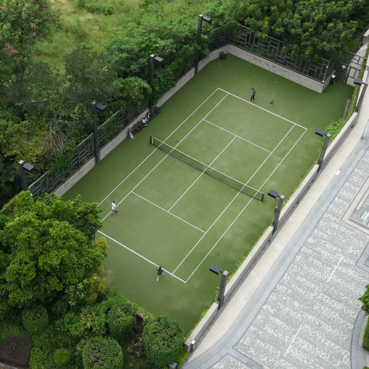 Court de tennis extérieur vu depuis les airs