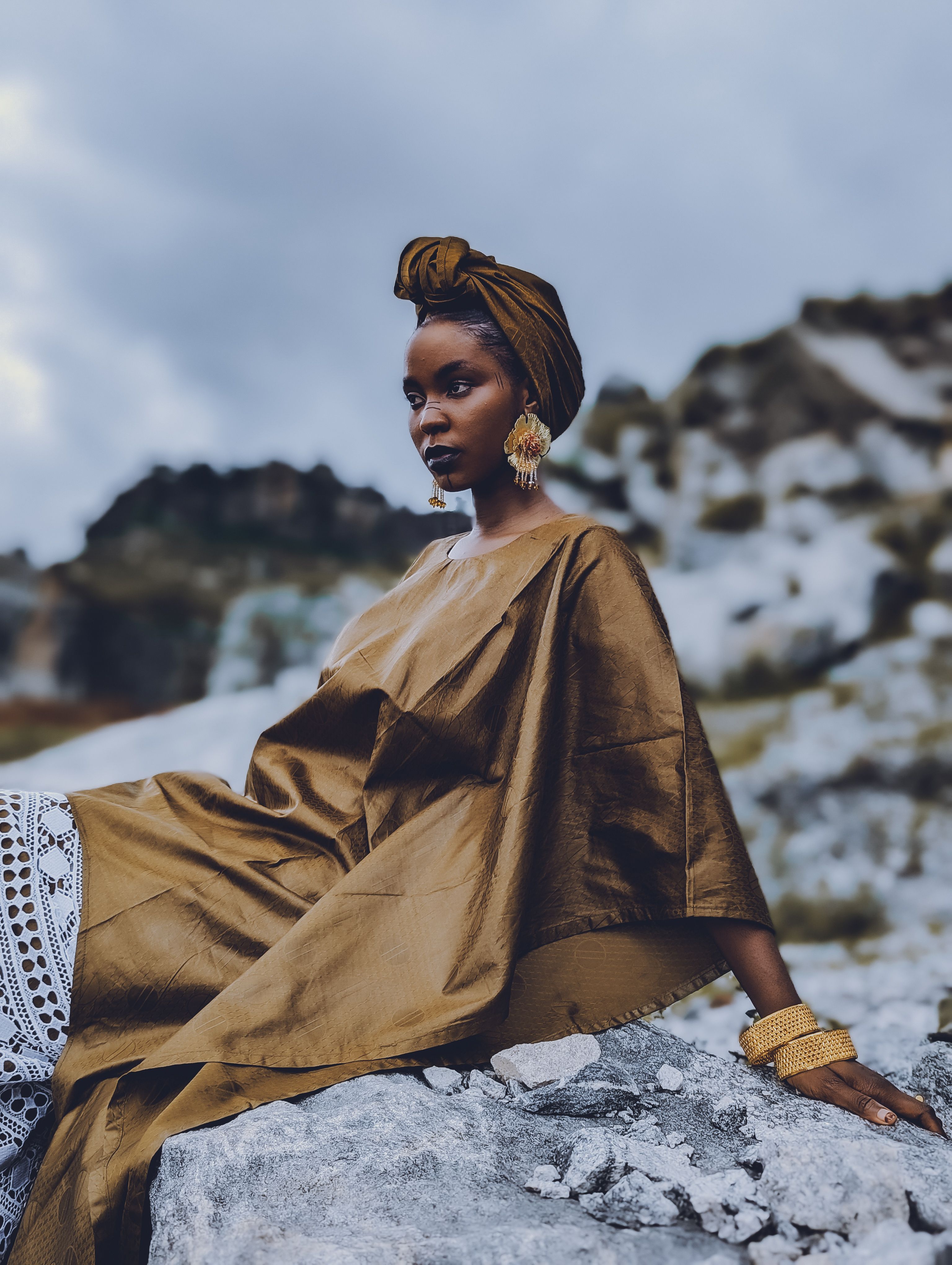 Femme Africaine élégante En Tenue Traditionnelle En Extérieur · Photo ...