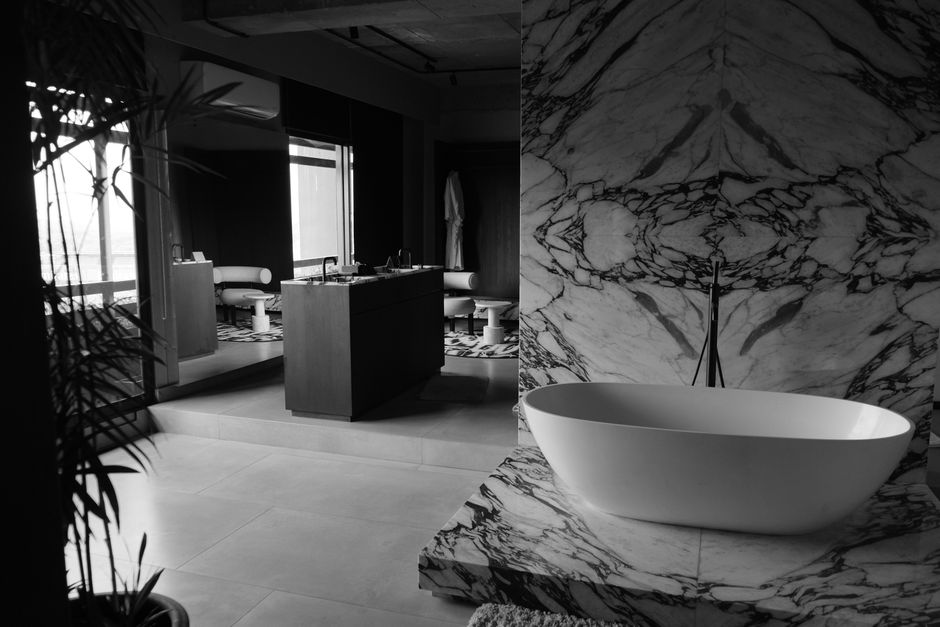 Luxe bad met bruisballen en aromatische oliën. Luxe bad met bruisballen en aromatische oliën.