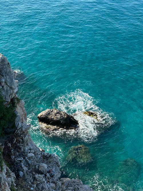 Free A scenic view of turquoise waters and rocky cliffs, capturing the essence of coastal beauty. Stock Photo