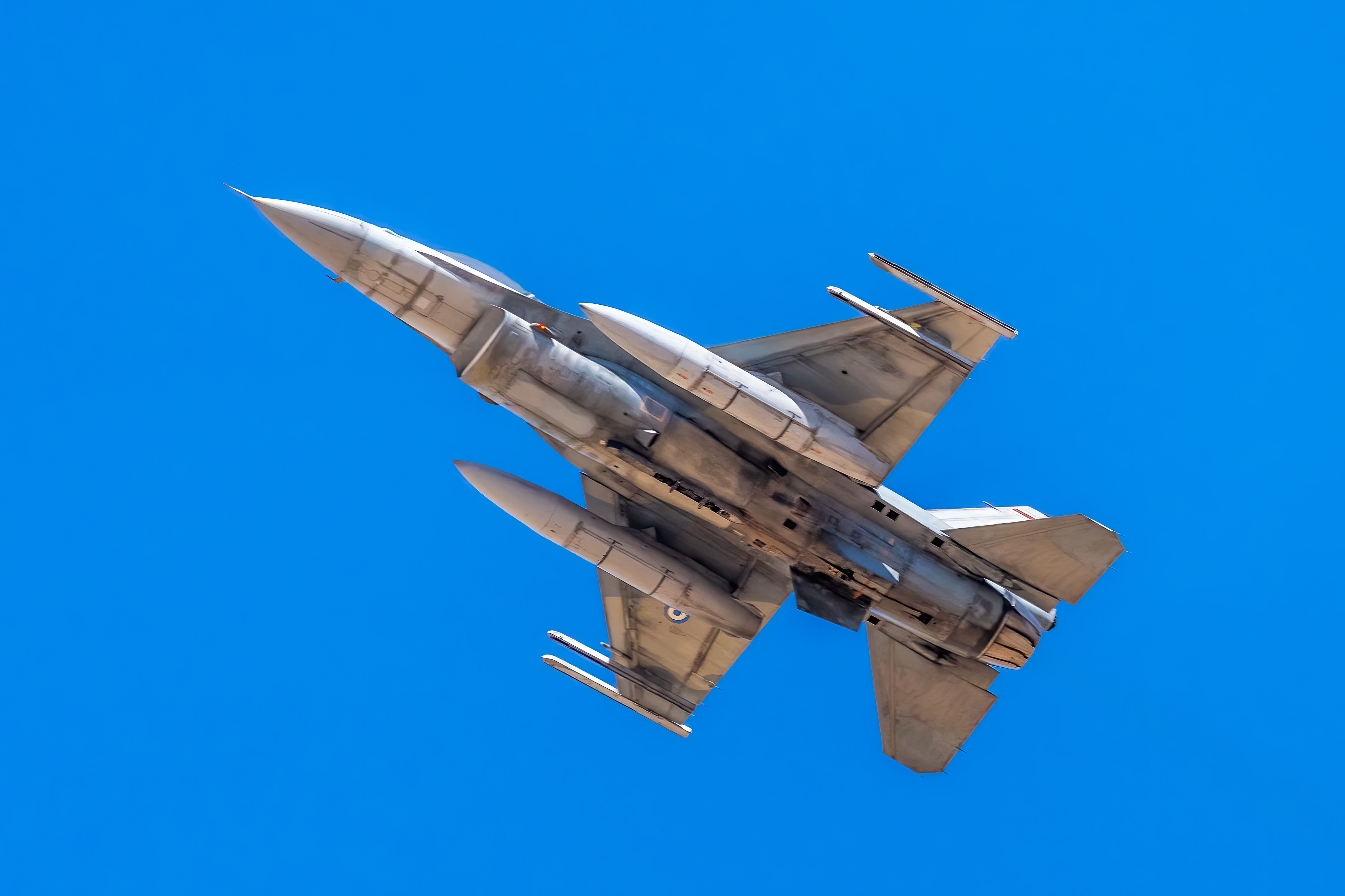 Un avion de chasse volant dans un ciel couvert