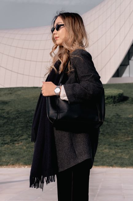 Abrigo gris carbón, bufanda negra y un bolso donde cabe el día entero.
#inspiracionmoda #charcoal #coat #bag
