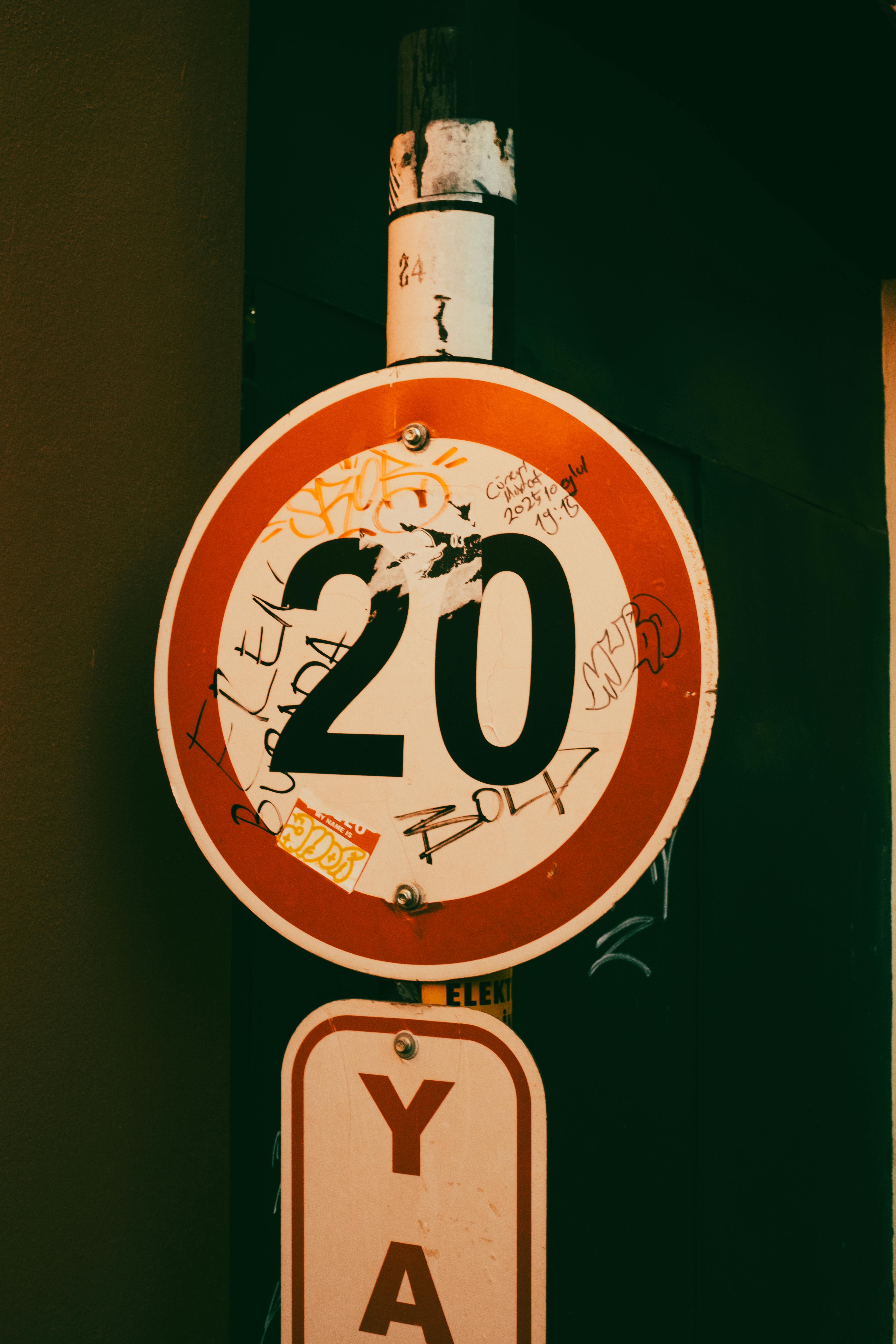 Kostenlos Mit Graffiti bedecktes Schild zur Geschwindigkeitsbegrenzung in der Stadt, das eine rebellische Stadtstimmung hervorruft. Stock-Foto