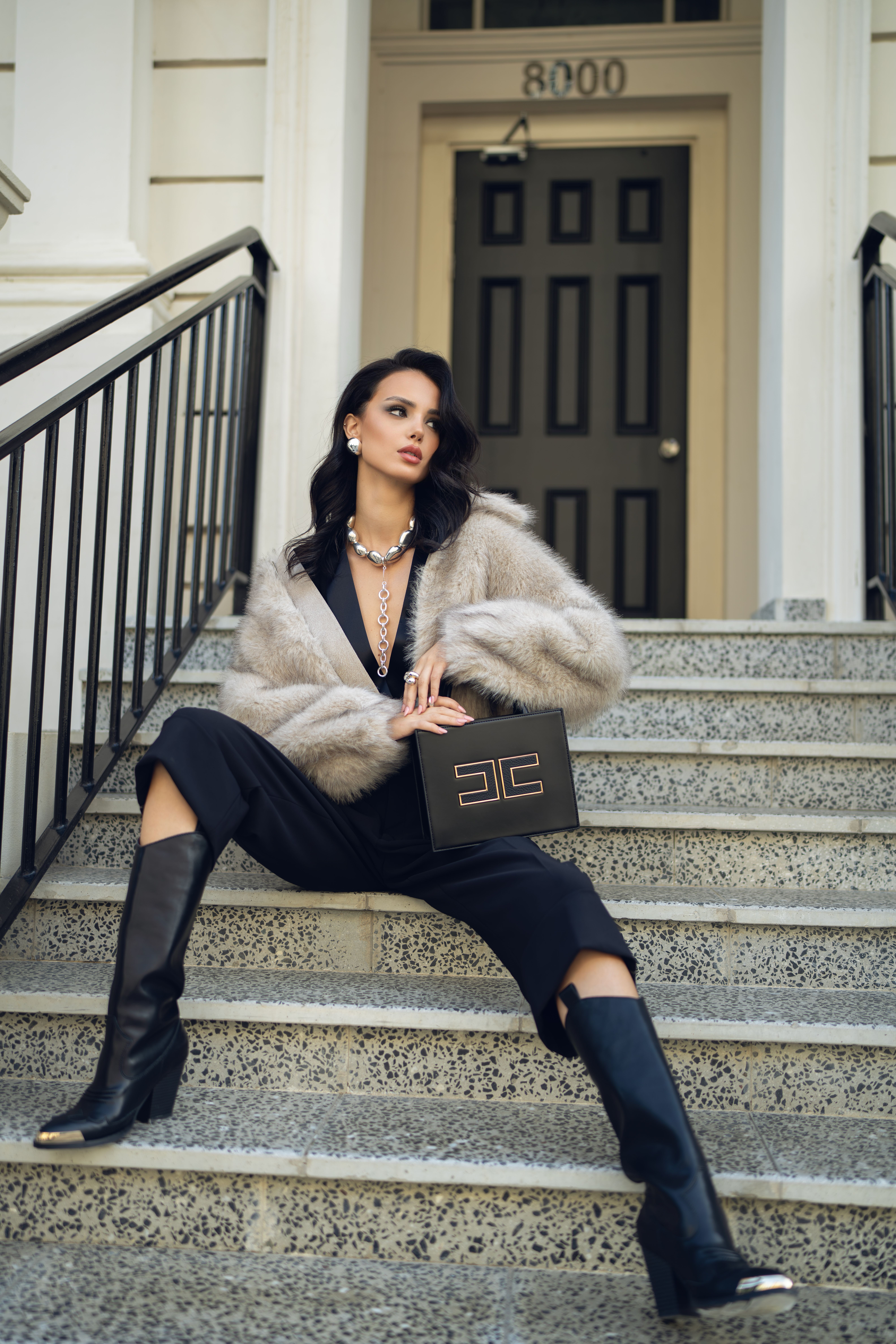 Mujer Elegante Con Abrigo De Piel En Una Escalera Urbana · Foto de ...