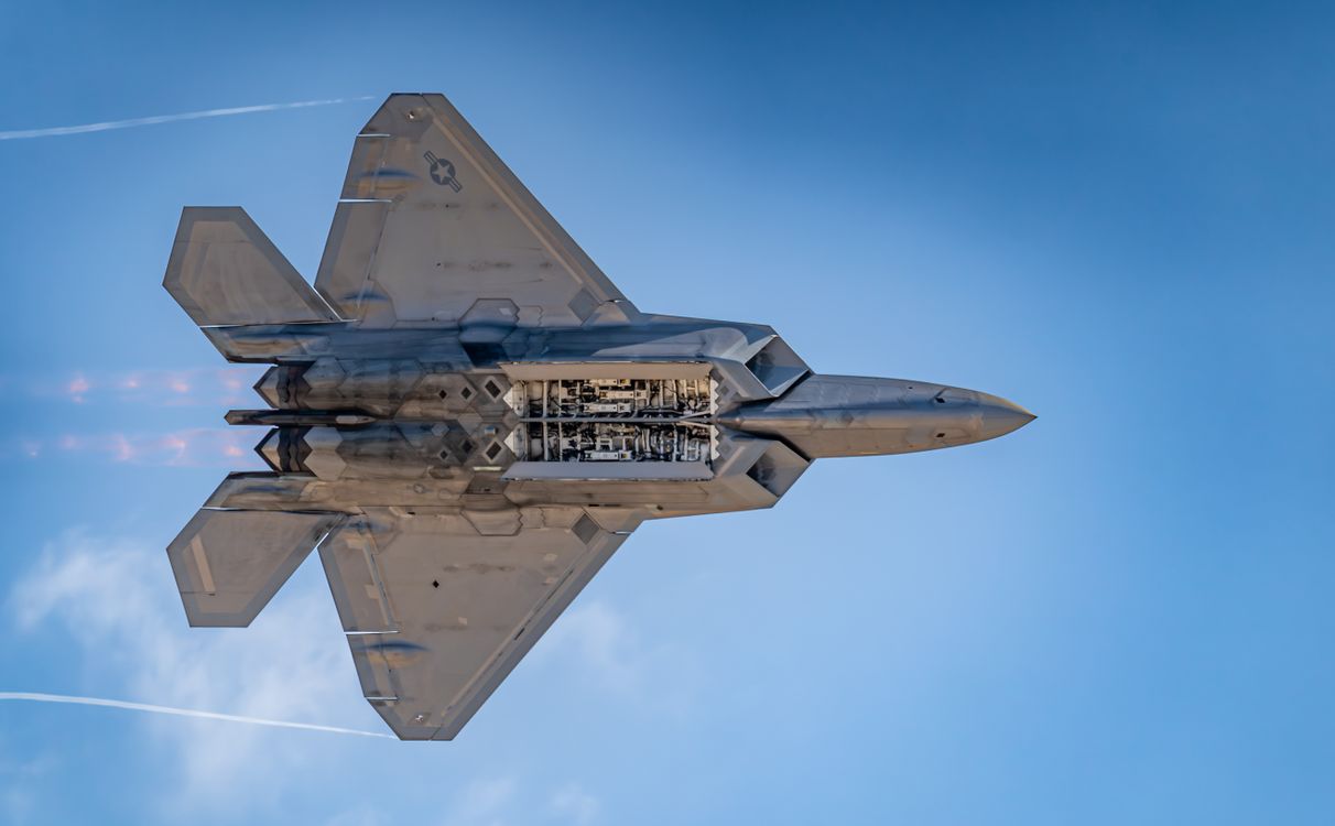 Spectacular F-22 Raptor in Flight Over San Diego · Free Stock Photo