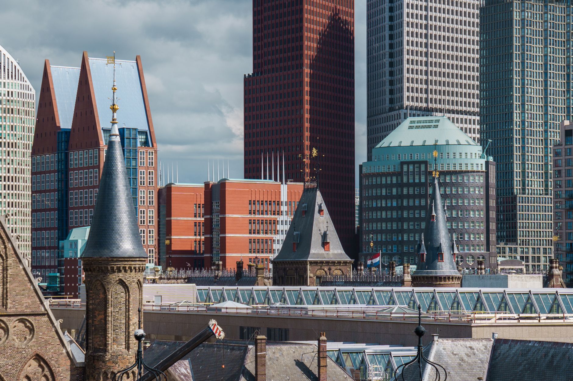 Een mix van moderne wolkenkrabbers en historische gebouwen in het stadsgezicht van Den Haag.