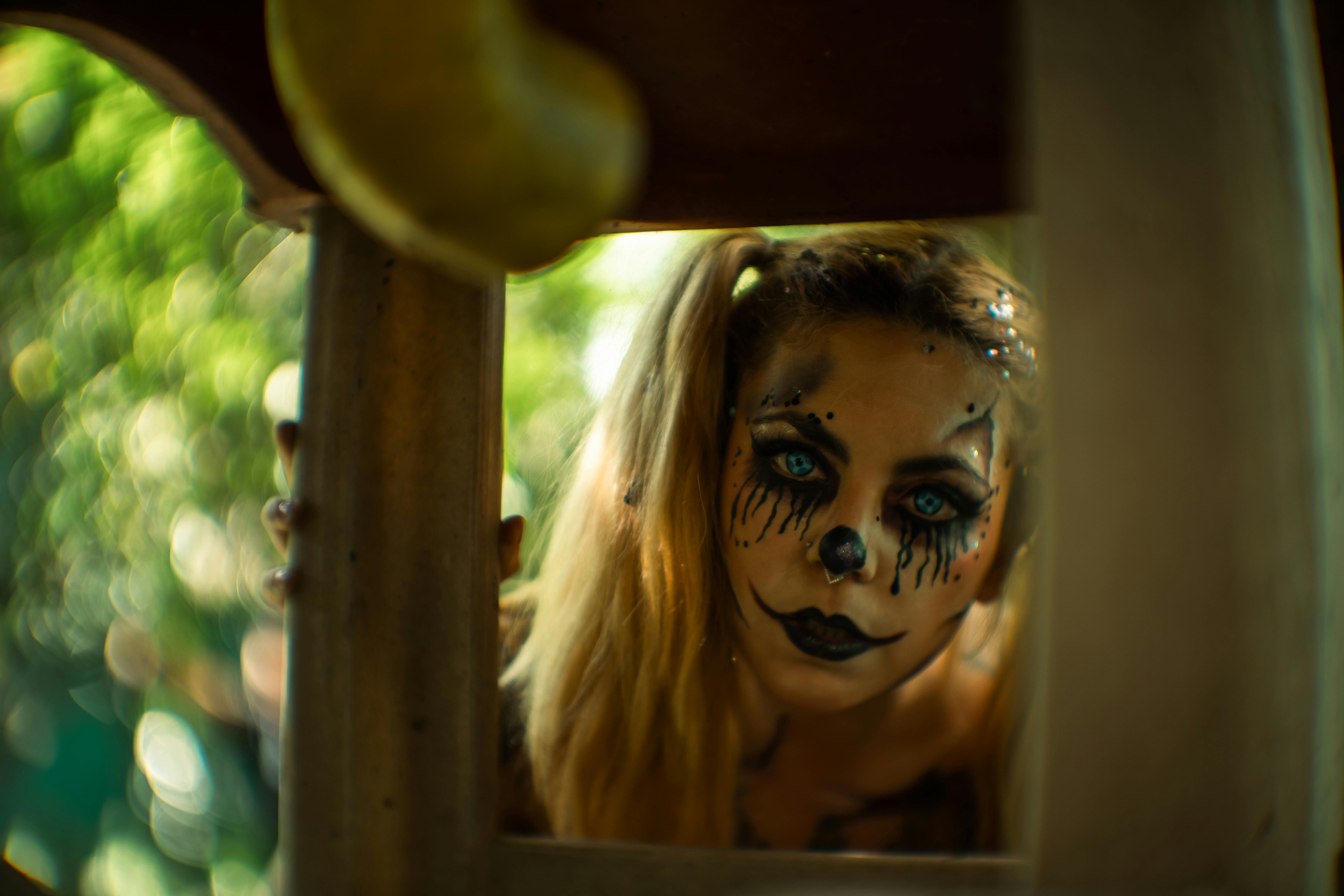 Gratis Livlig klovnemakeup med bokeh-baggrund i udendørs omgivelser med kunstnerisk udtryk. Lagerfoto