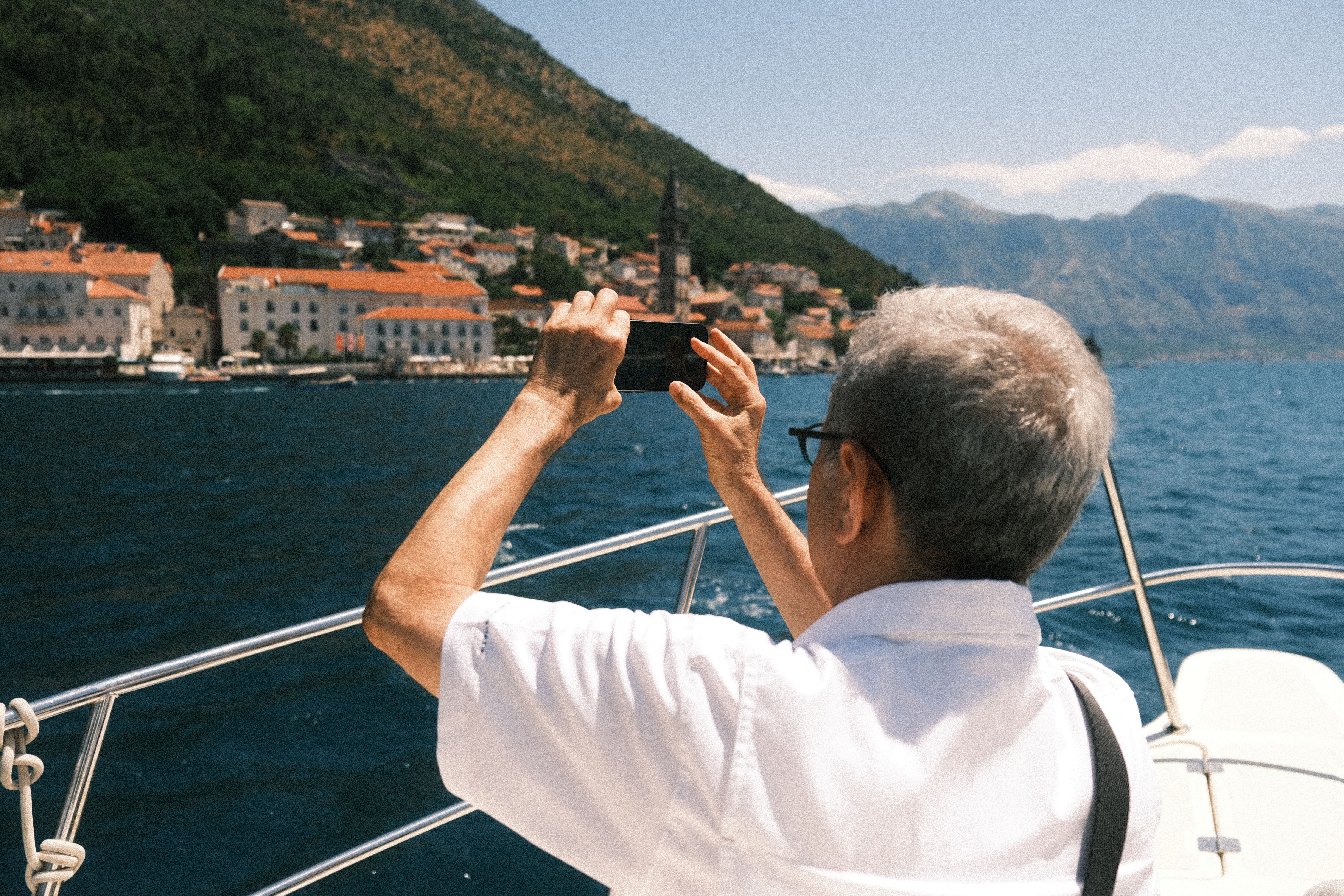 Baía de Kotor — Montenegro com internet eSIM em 2026 Vista panorâmica da Baía de Kotor em Montenegro com montanhas ao redor e águas azuis do Adriático, destino perfeito para viajar com eSIM em 2026