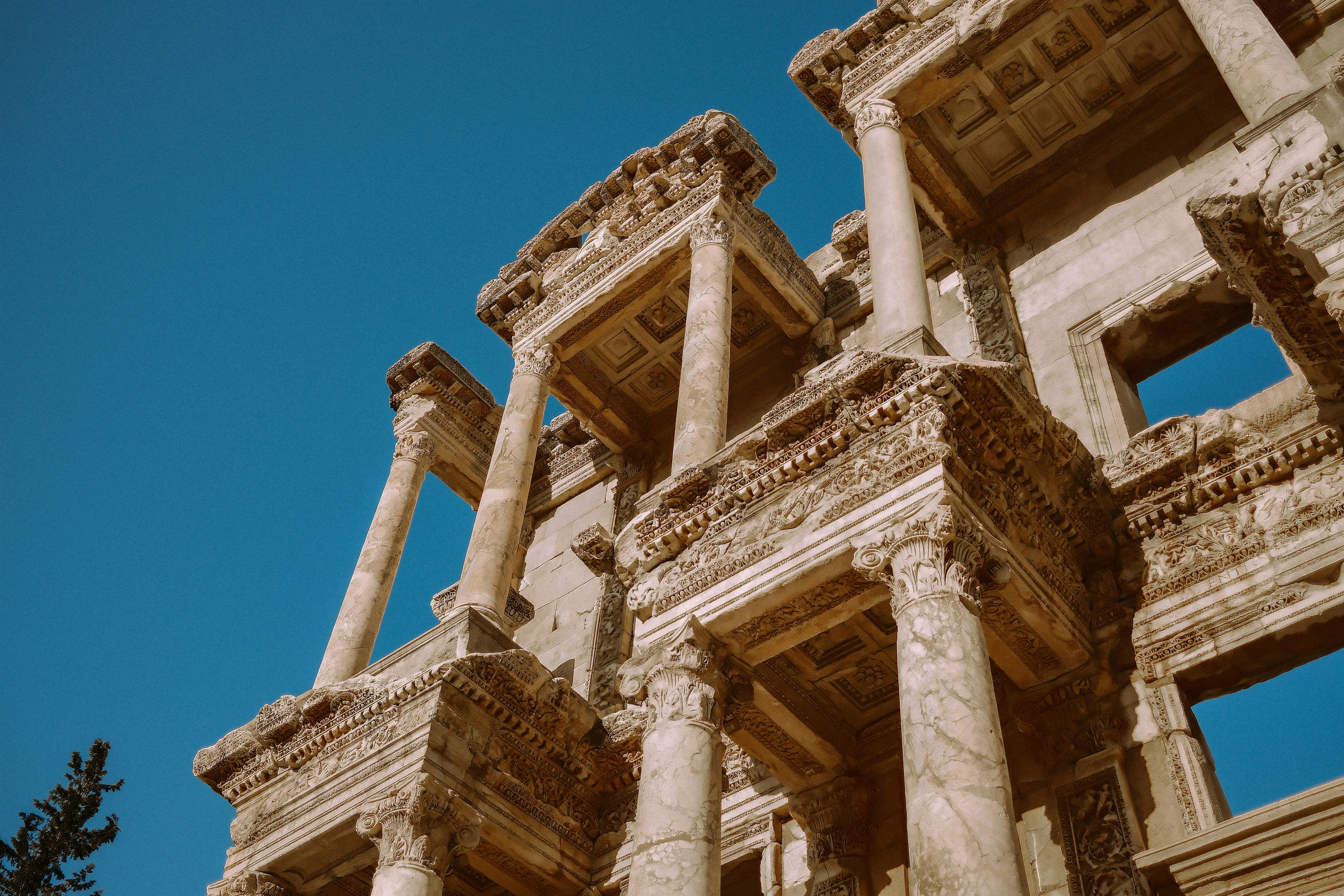 Detailed view of the historic Ephesus Library's Roman architecture under a clear blue sky. - Éfeso