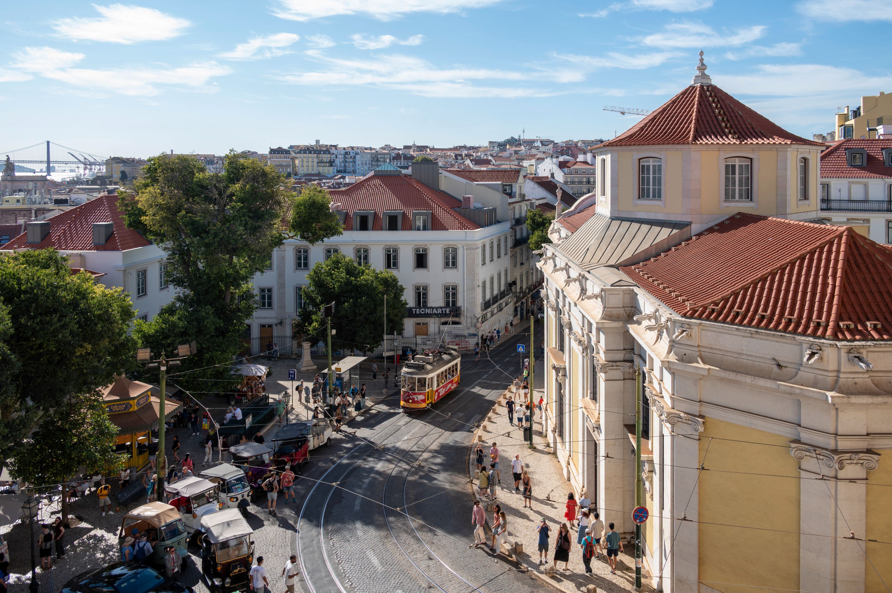 Portugal on the Brink of Travel Chaos as Nationwide General Strike Set to Paralyse Flights, Trains, Metros, and Buses Across 