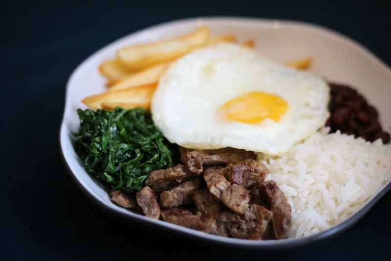 Prato feito brasileiro: bife, ovo frito, arroz, feijão, couve e fritas