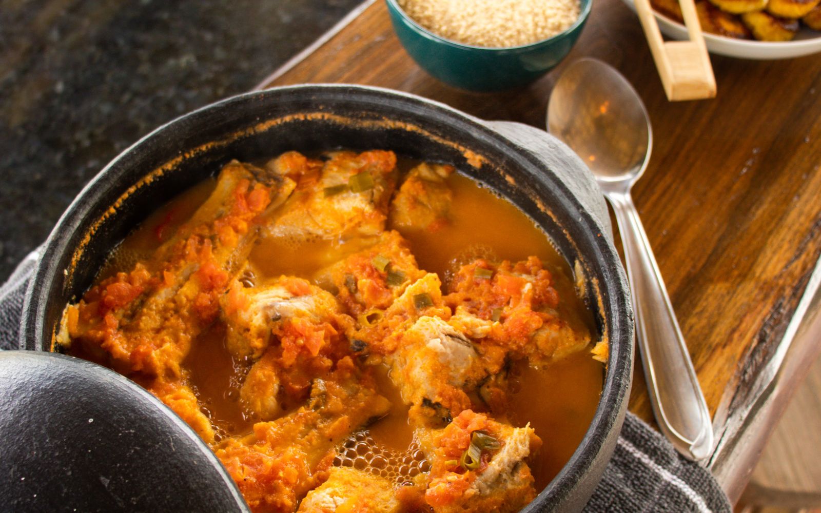 Foto de Moqueca baiana de peixe com arroz e pirão