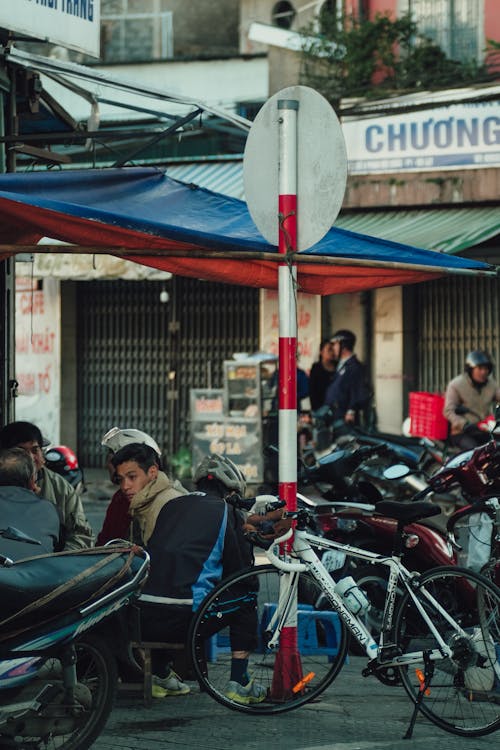 Kostnadsfri bild av asiatiska människor, byggnader, cykel