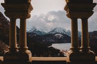 白雪皑皑的巴伐利亚阿尔卑斯山景色中，环绕着德国施万高城堡的柱子