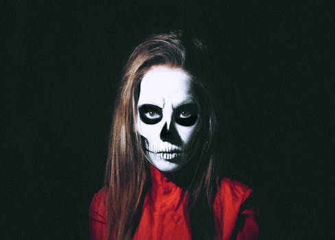 在黑色背景下，一位画着骷髅脸彩绘的女性肖像令人毛骨悚然，融合了艺术与时尚