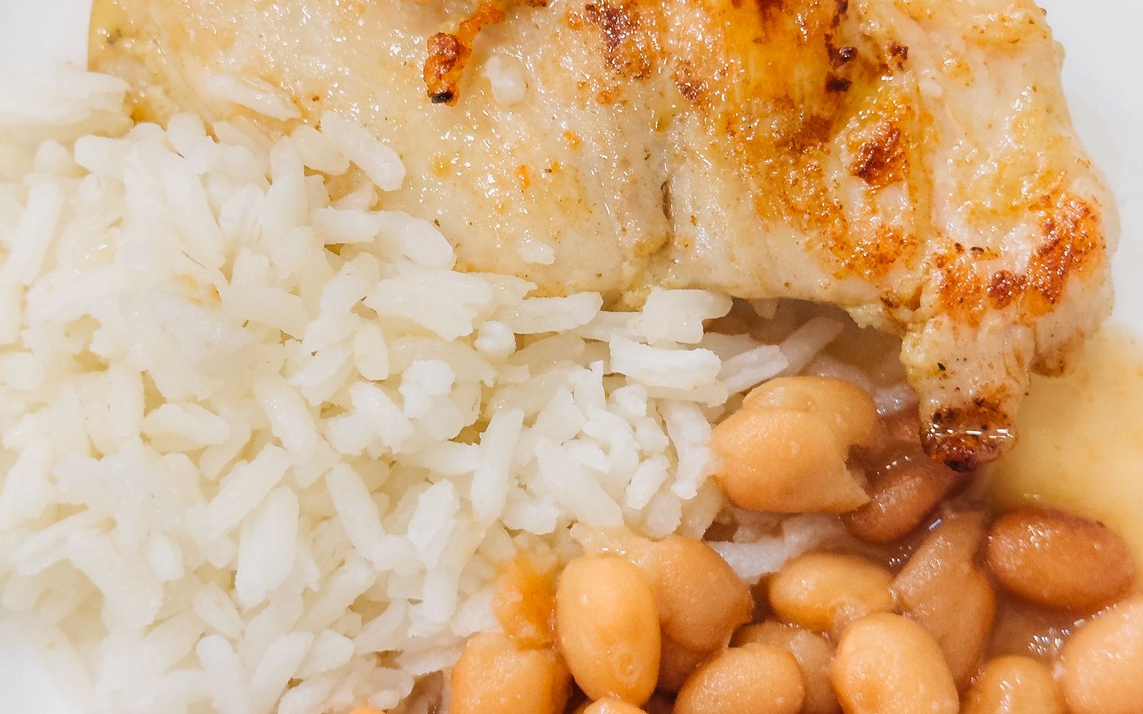 Foto de Frango grelhado com arroz, feijão e brócolis
