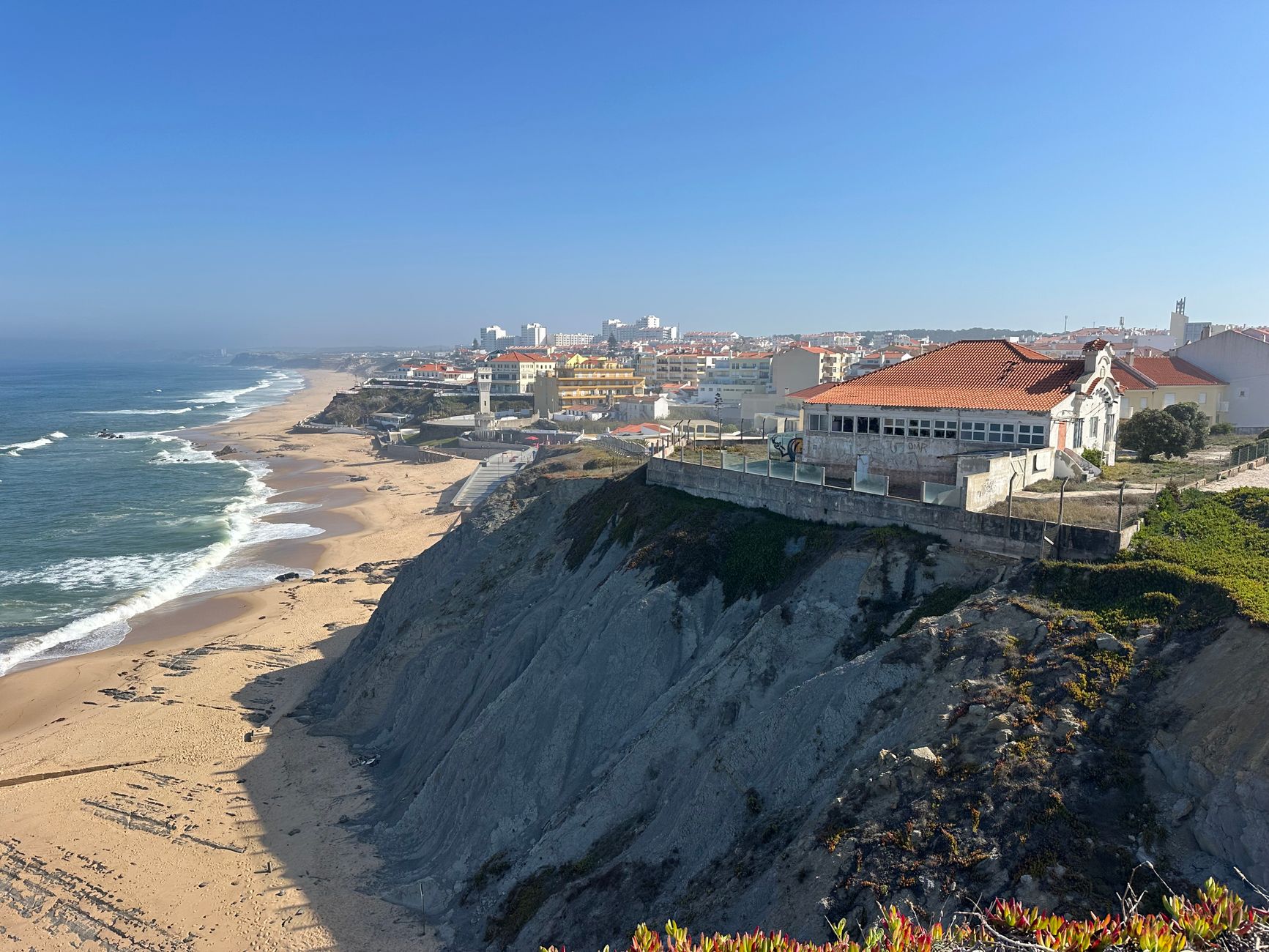 Dieser portugiesische Strand steht auf der Liste der besten der Welt, aber Sie sollten nicht dorthin gehen: Der Zugang ist gefährlich und ein junger Mann wird seit mehreren Tagen vermisst