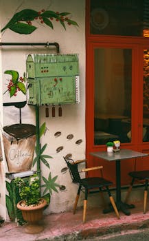 A cozy outdoor cafe in İstanbul with artistic decor and vibrant seating area.