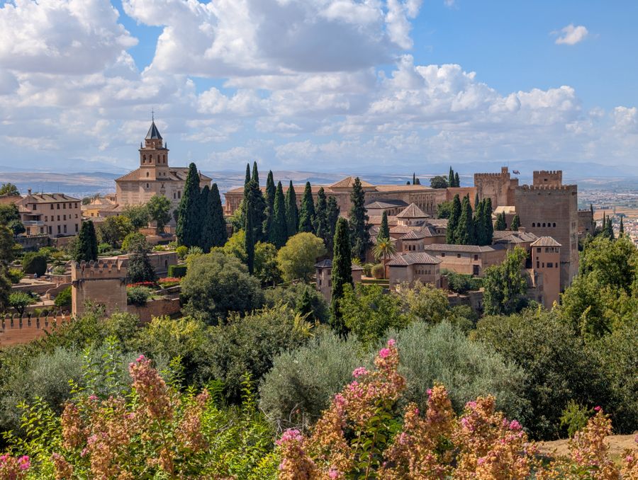 Istana dan taman Alhambra di Granada, Sepanyol, warisan seni bina Islam Moorish Andalusia