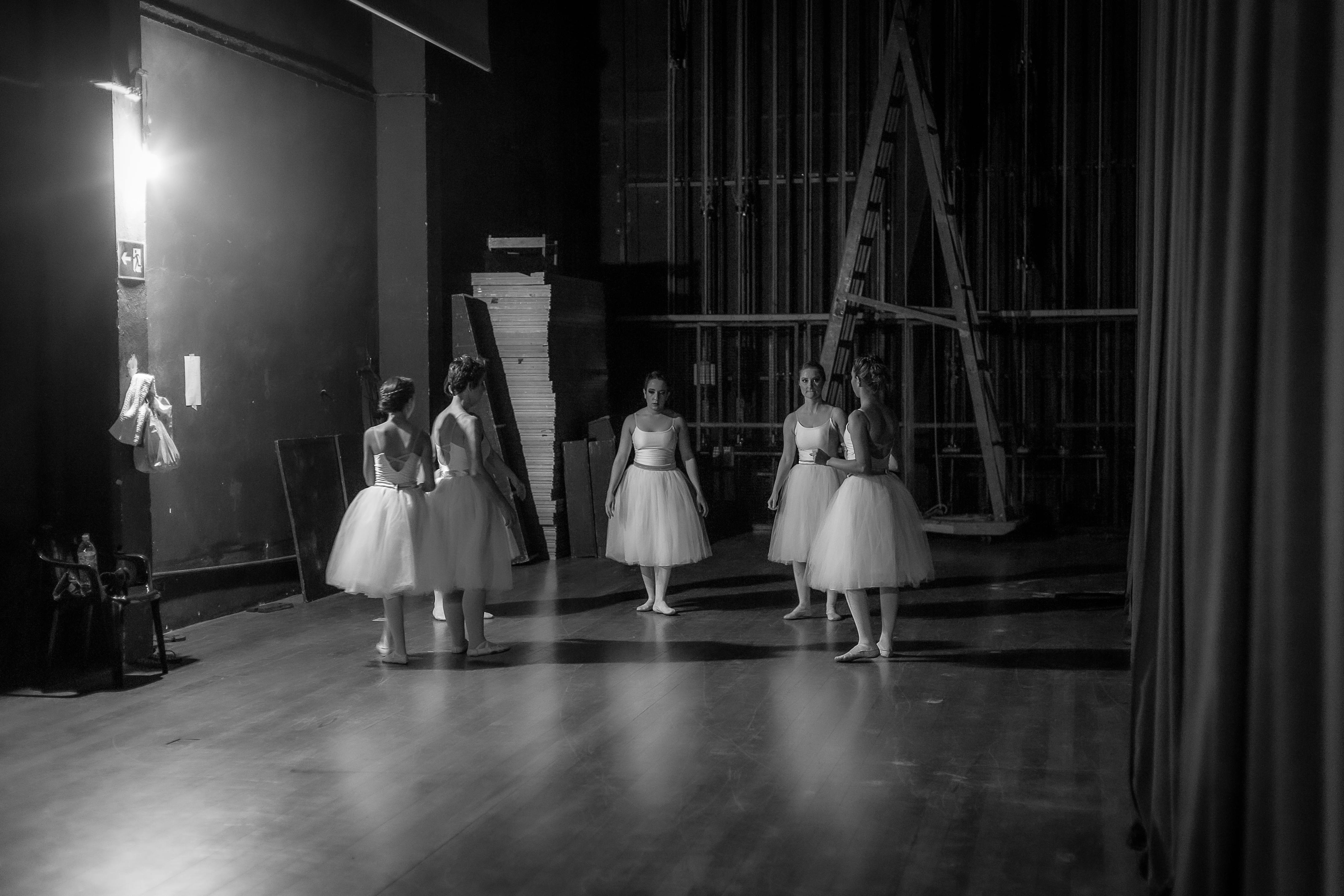 bezplatná Baletní Tanečníci V Zákulisí V černé A Bílé Základová fotografie