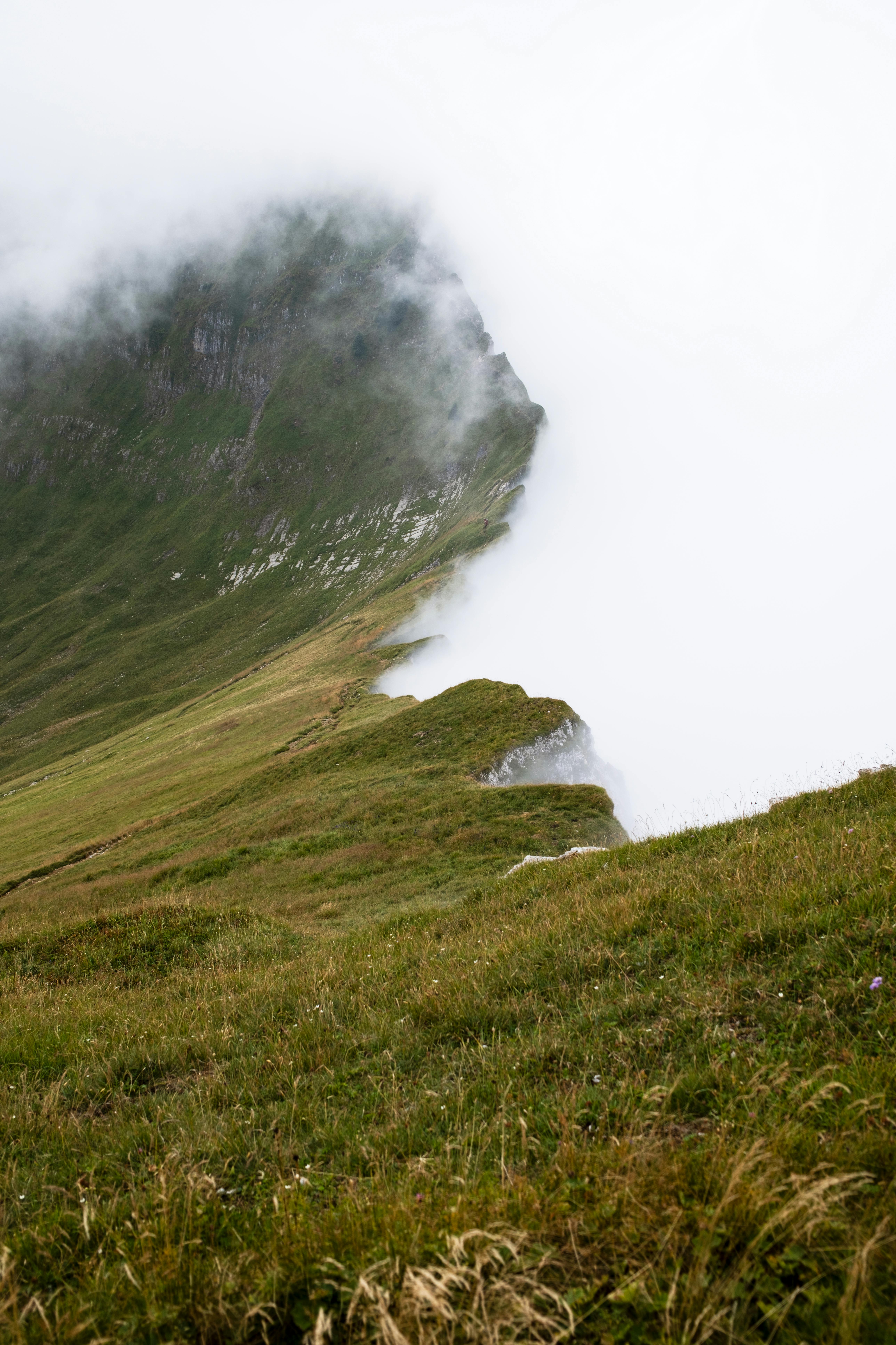 A serene misty mountain landscape in Hergiswil, Schweiz, perfect for travel enthusiasts.