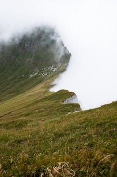 A serene misty mountain landscape in Hergiswil, Schweiz, perfect for travel enthusiasts.