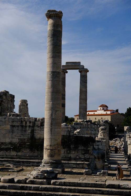 Free Majestic ancient Greek temple ruins with towering columns under a clear blue sky. Stock Photo
