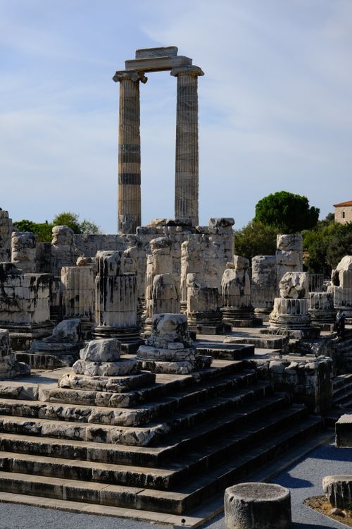 Free Stunning view of ancient stone columns and ruins under a clear blue sky. Stock Photo