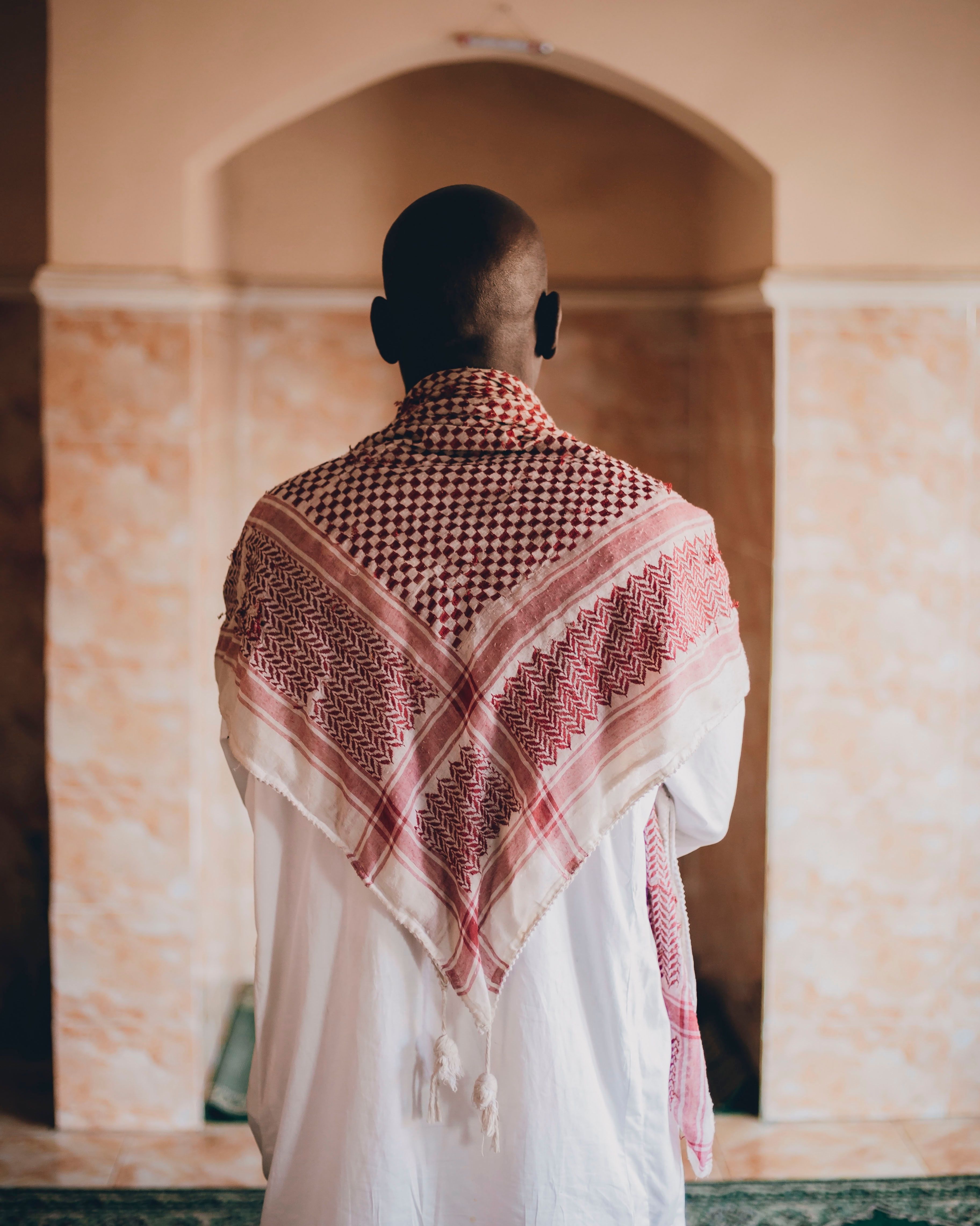 Man in Traditional Middle Eastern Attire · Free Stock Photo