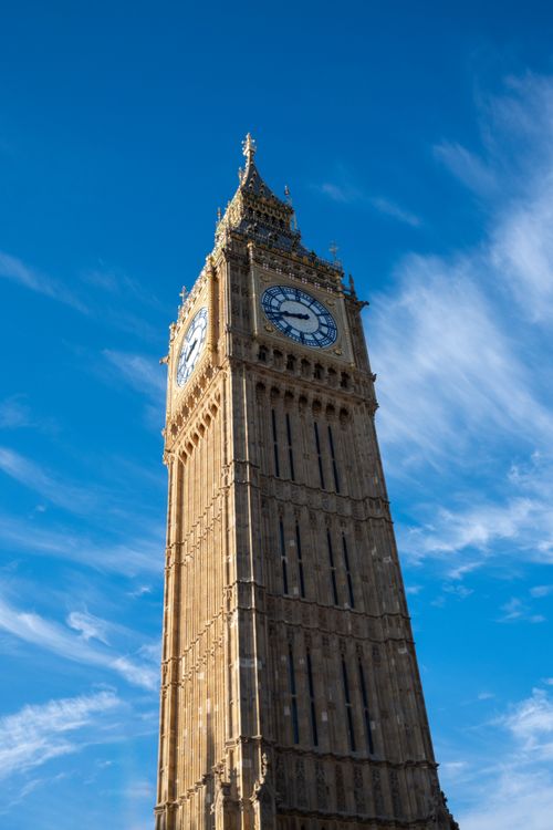 Free Iconic Big Ben tower in London, England, standing under a bright sky. Stock Photo