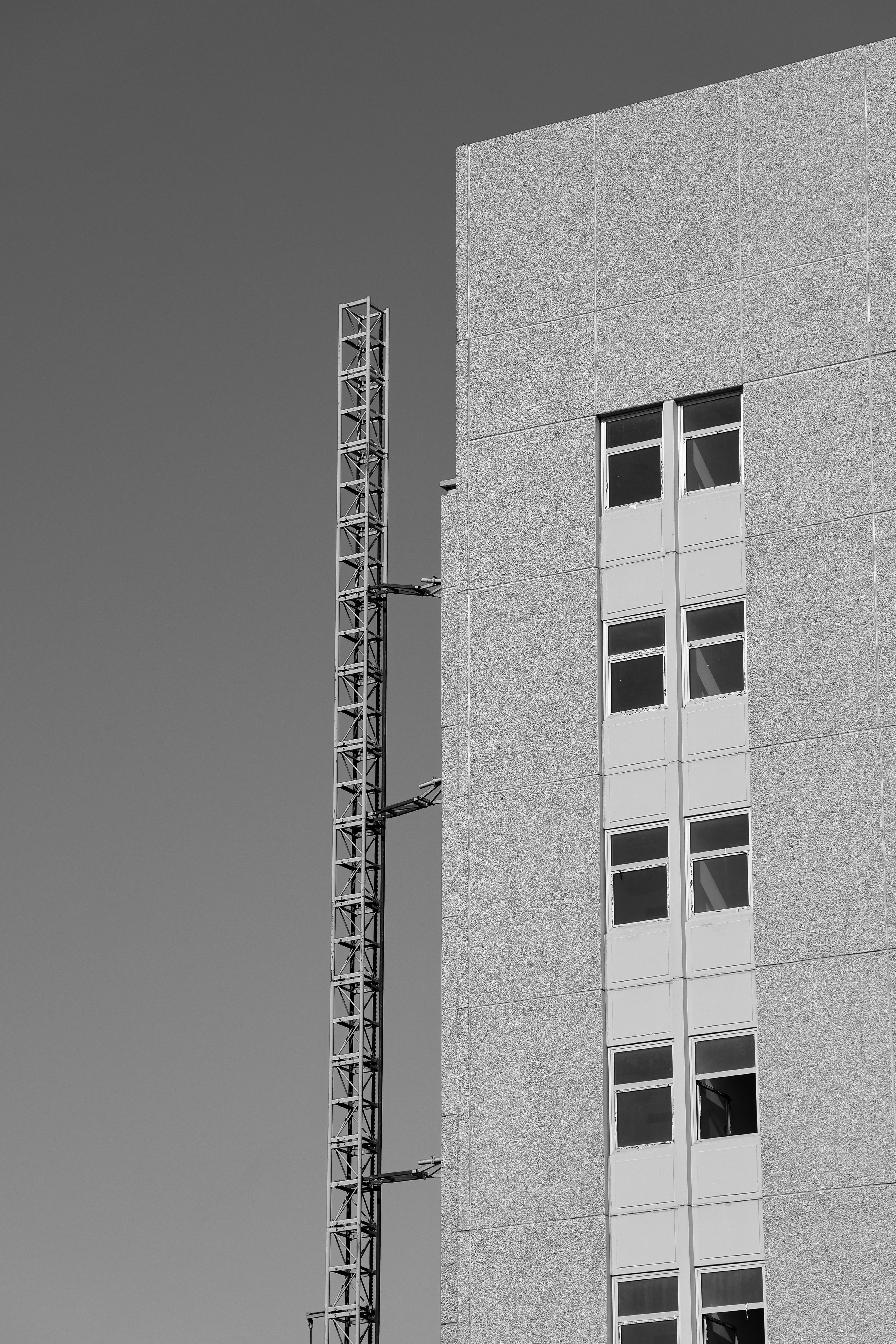 Kostnadsfria Svartvitt foto av en modern höghusfasad med klar himmel. Stock foto