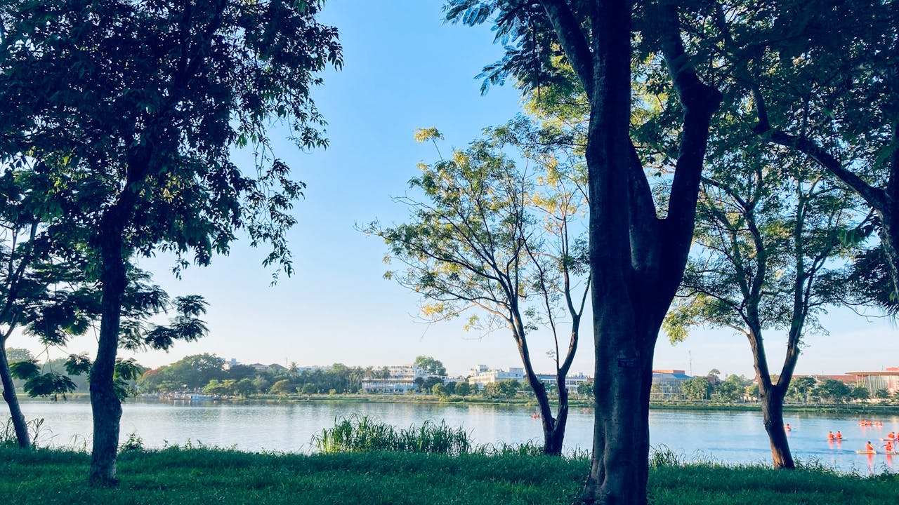 Viết bài văn nghị luận nêu suy nghĩ của em về vấn đề tuổi trẻ và cách tiếp cận thông tin mạng xã hội