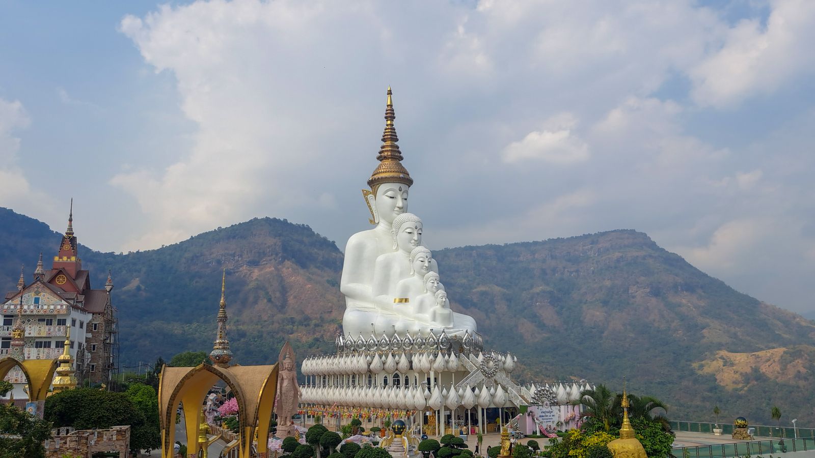 Templo Wat Pha Sorn Kaew na Tailândia.