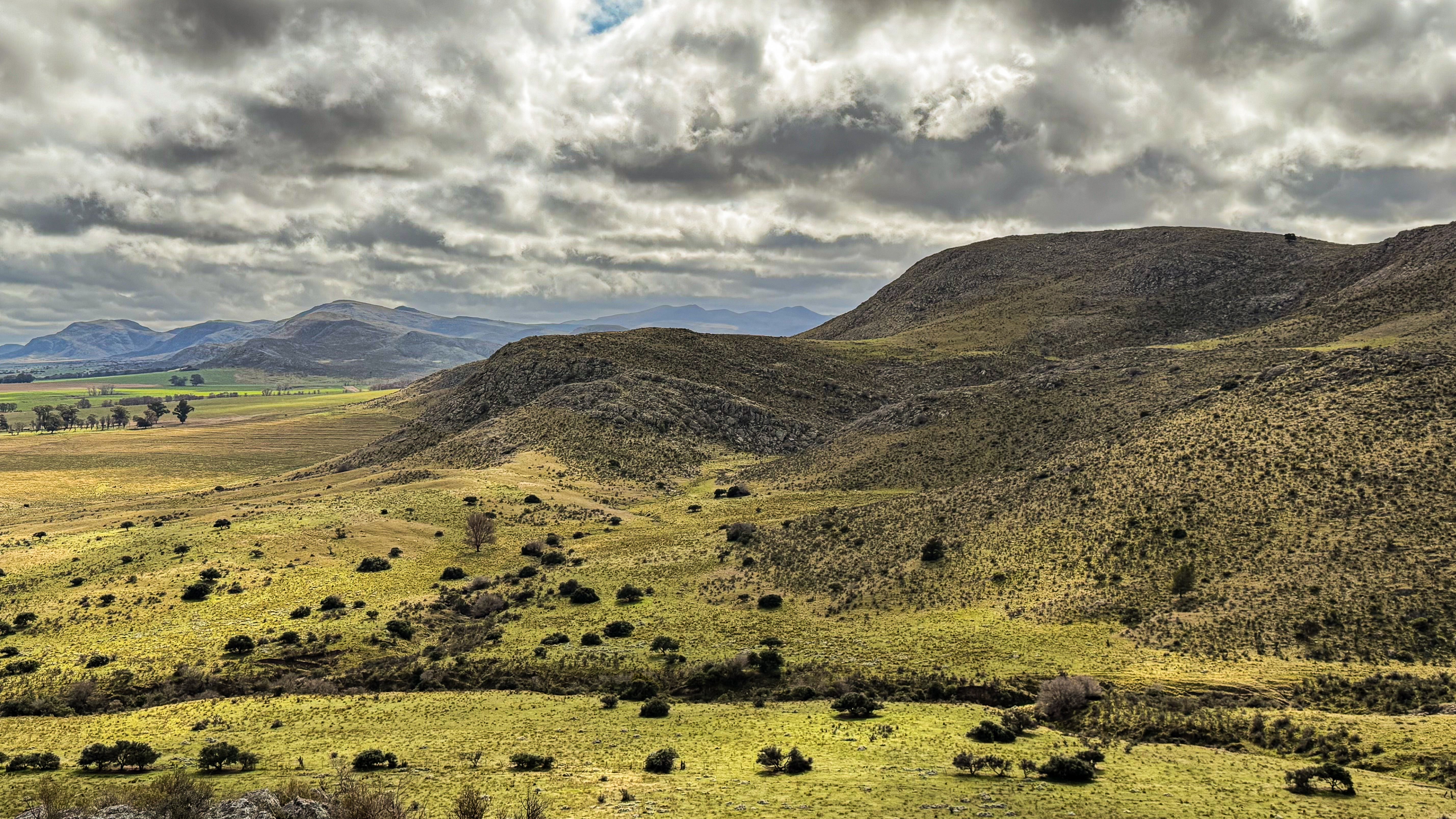 Fotomural Descubra los vastos paisajes de la Sierra de la Ventana, Argentina, bajo espectaculares nubes.