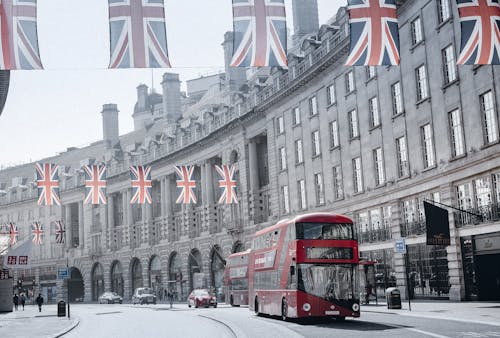Immagine gratuita di autobus a due piani, bandiere britanniche, edifici