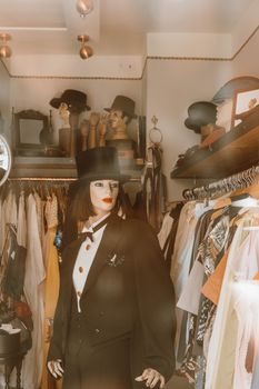 Elegant vintage mannequin in a boutique window showcasing fashion in Köln, Germany.