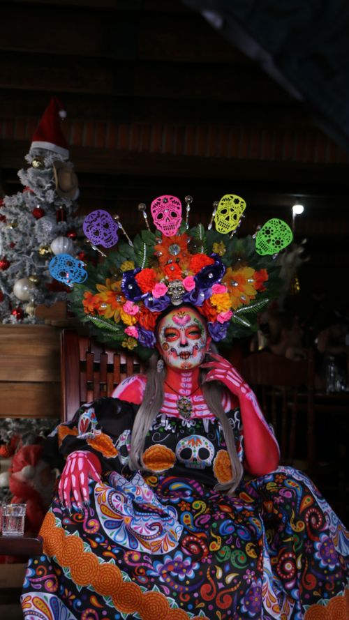 Free Colorful portrait of a person celebrating Day of the Dead with traditional attire and makeup. Stock Photo