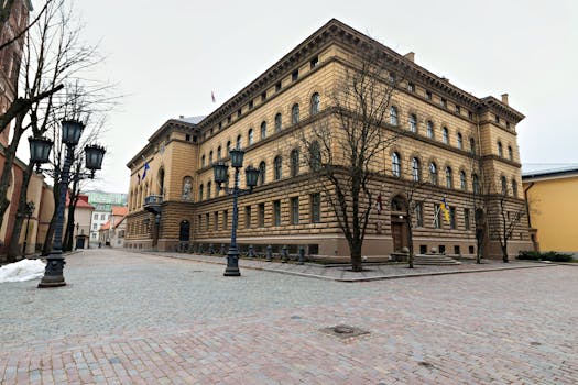 Esplora la bellezza architettonica di un edificio storico nel centro storico acciottolato di Riga.
