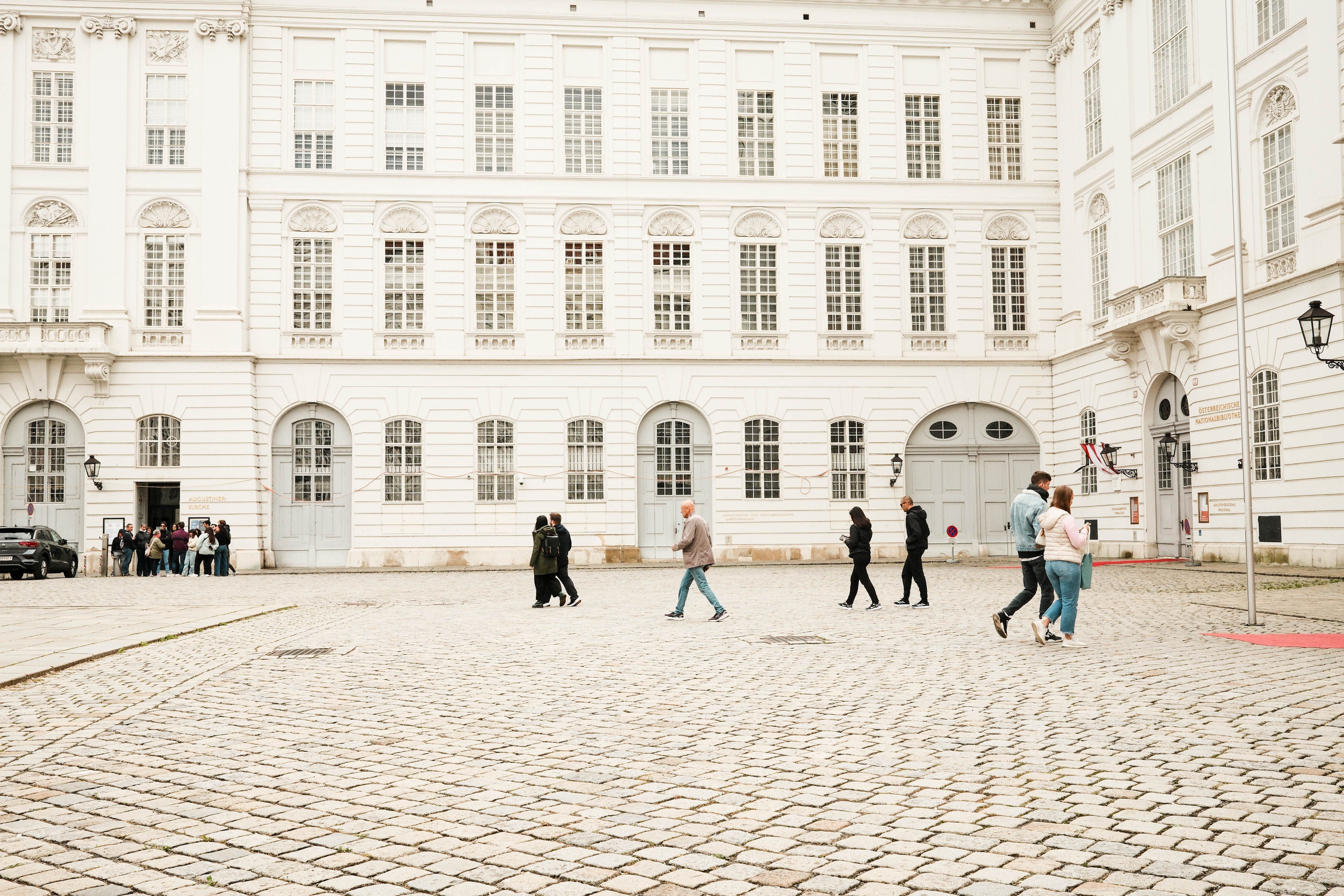 Kleine Gruppe auf Stadtführung