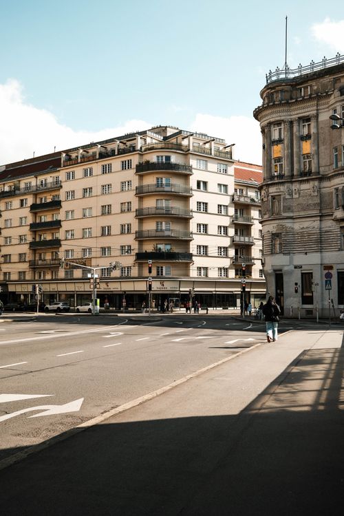 Free Urban scene in Vienna with classic architecture and street traffic under sunny skies. Stock Photo