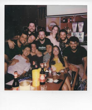 一群活泼的朋友在巴西坎皮纳斯的夜晚，分享着饮料与欢笑