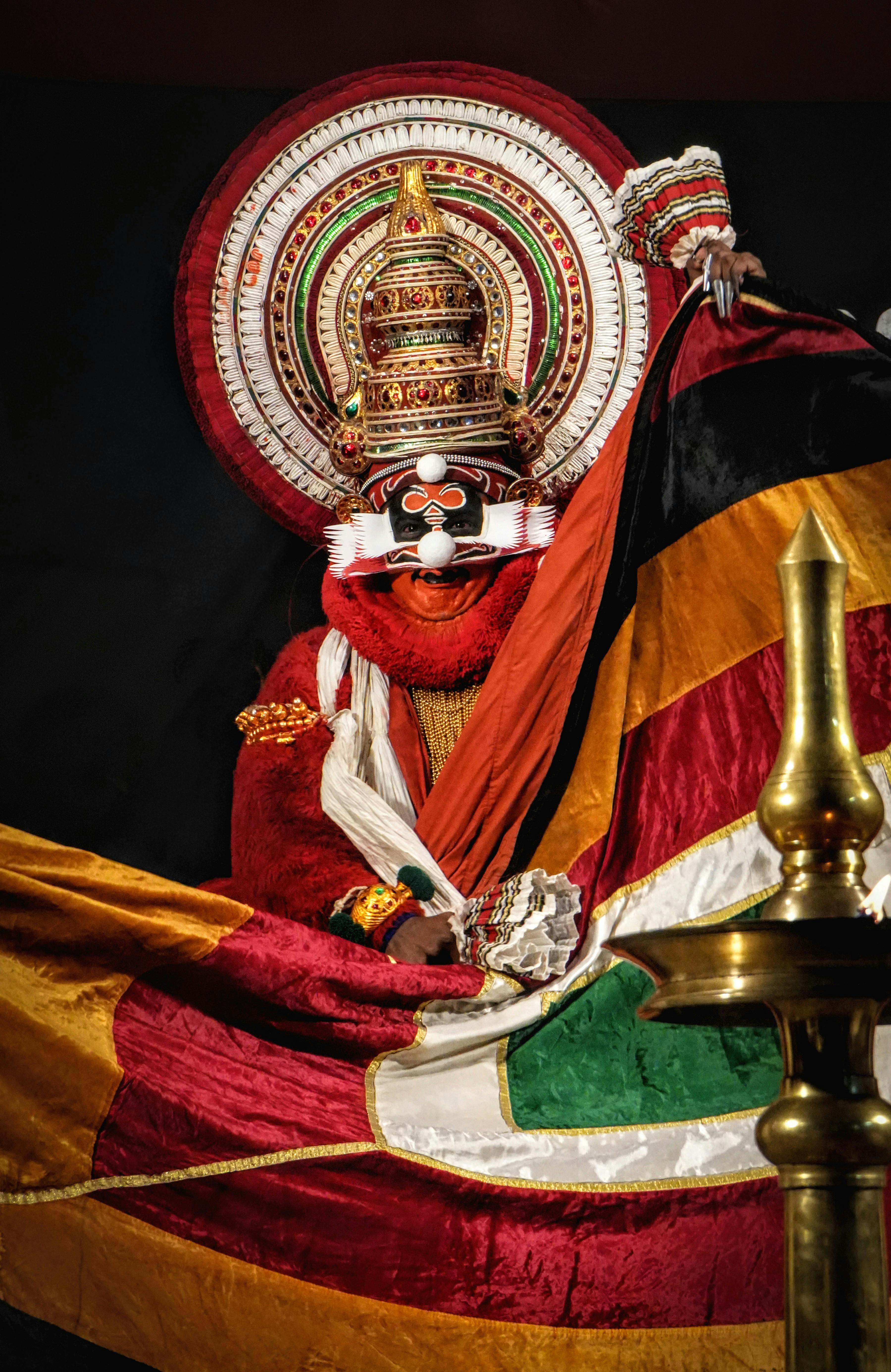 Ücretsiz Gösterişli kostüm ve makyajıyla klasik Hint dansı dramını sergileyen bir Kathakali sanatçısı. Stok Fotoğraflar